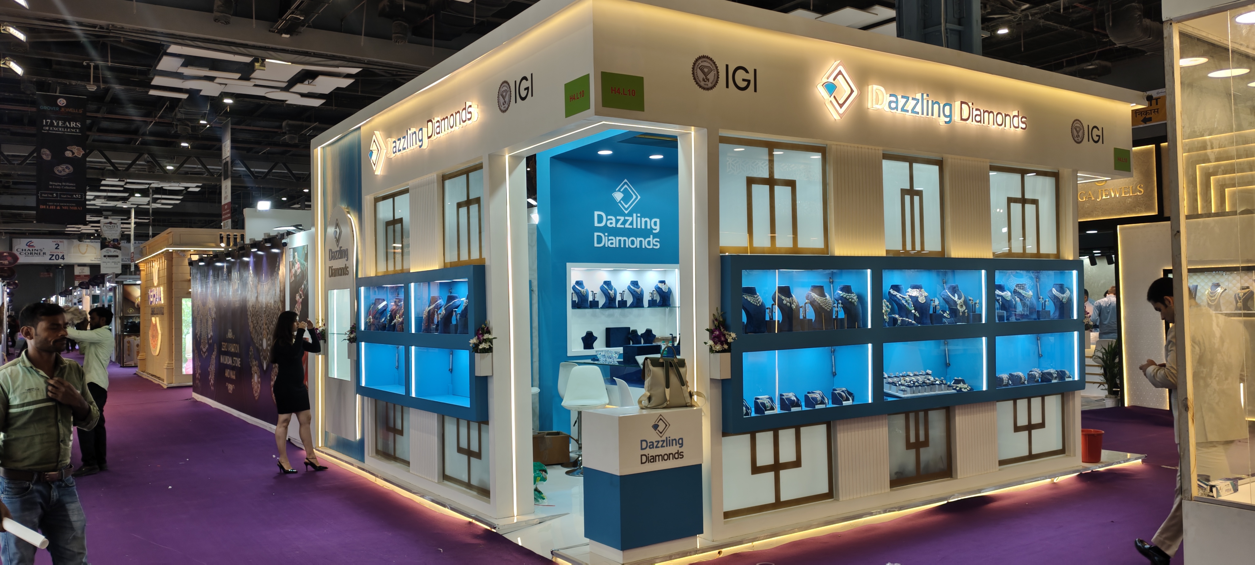 Dazzling Diamonds custom jewellery exhibition stand with illuminated displays